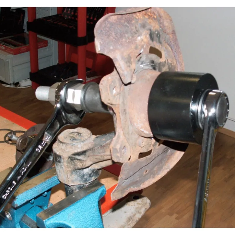 Coffret d’outillage pour le montage et le démontage de moyeux de roues et roulements KS TOOLS 150.2075